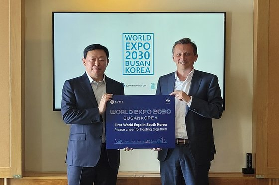 Lotte Group Chairman Shin Dong-bin met with REWE CEO Lionel Souque and asked for support for the bid for the 2030 Busan World Expo, at a meeting held in Dublin, Ireland, on Tuesday. [LOTTE]