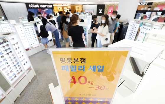 A discount promotion sign is displayed at a duty free store in central Seoul on Sunday. As the won has depreciated against the U.S. dollar to 1,300 won for the first time in 13 years, duty free shops are trying to increase their marketing in fear of losing customers. While the government’s travel restrictions, which were implemented during Covid-19, are being lifted, the tourism industry is still struggling. [YONHAP]