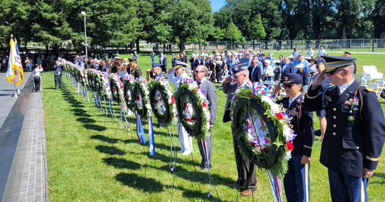 Korean War veterans and representatives of Korean and American veterans groups hold a memorial ceremony for fallen soldiers of the Korean War at the Korean War Memorial Park in Washington D.C. to commemorate the 72nd anniversary of the outbreak of the Korean War on Saturday.   [YONHAP]