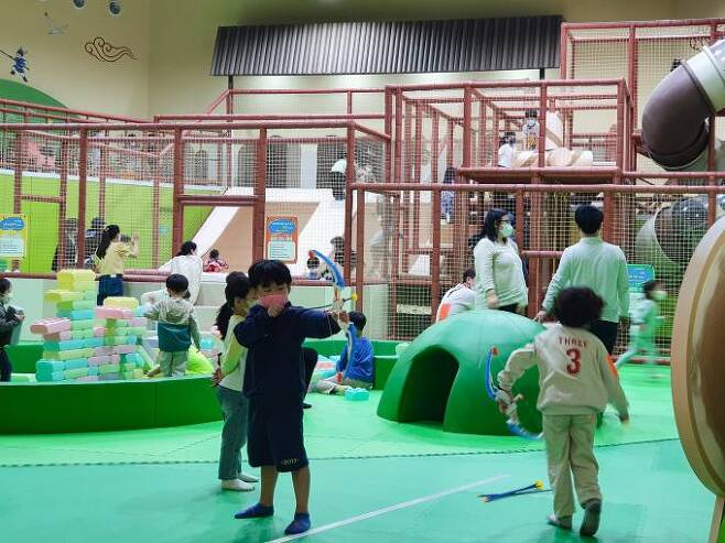아이들이 '화랑아 놀자'에서 신나게 놀고 있다. (경주엑스포대공원 제공) 2022.06.26