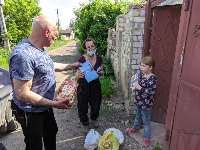 우크라이나 현지 주민들이 성서공회 측으로부터 성경과 구호품을 전달받고 있다. 대한성서공회 제공
