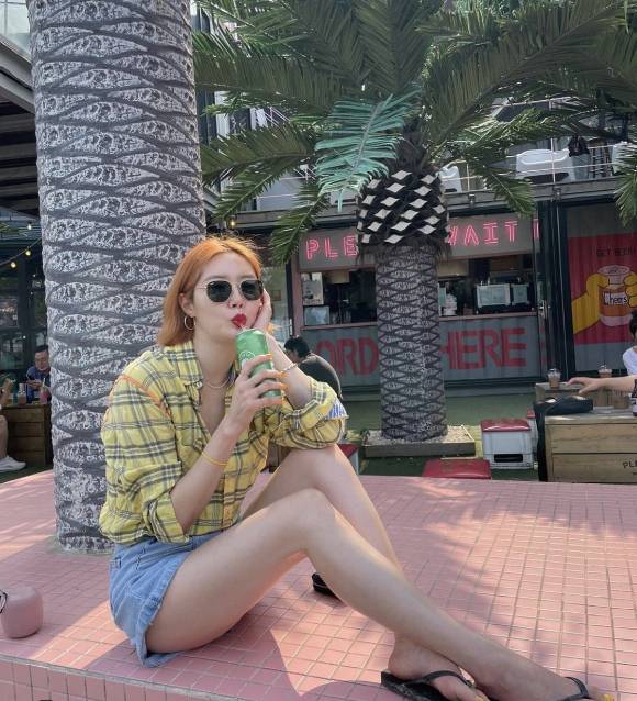 방송인 김새롬이 근황을 공개했다. 사진은 휴가를 즐기고 있는 김새롬 모습. /사진=김새롬 인스타그램 캡처