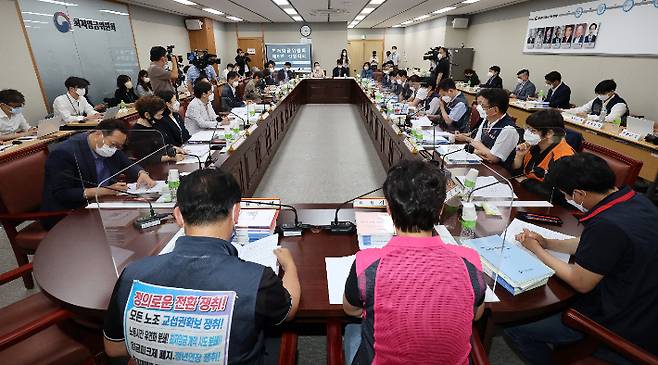 지난 23일 오후 세종시 정부세종청사 최저임금위원회 회의실에서 제6차 전원회의가 열리고 있다. 연합뉴스
