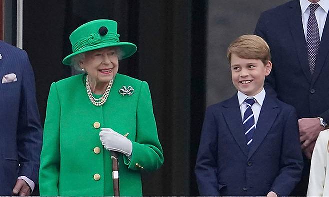엘리자베스 2세 영국 여왕(왼쪽 두 번째)이 지난 5일(현지시간) 증손자 조지 왕자와 함께 런던 버킹엄궁 발코니에서 즉위 70주년 마지막 날 행사를 보고 있다. 런던=AP연합뉴스