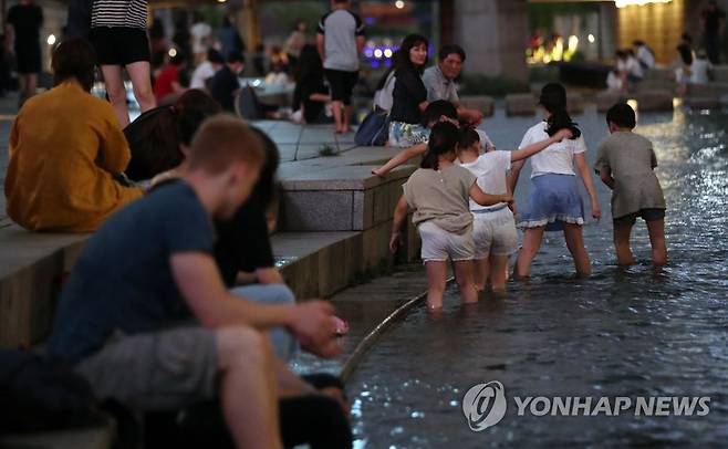 서울 25년만 가장 더운 6월 밤 보내…인천은 117년만 서울 종로구 청계천을 찾은 시민들이 더위를 식히고 있다. [연합뉴스 자료사진]