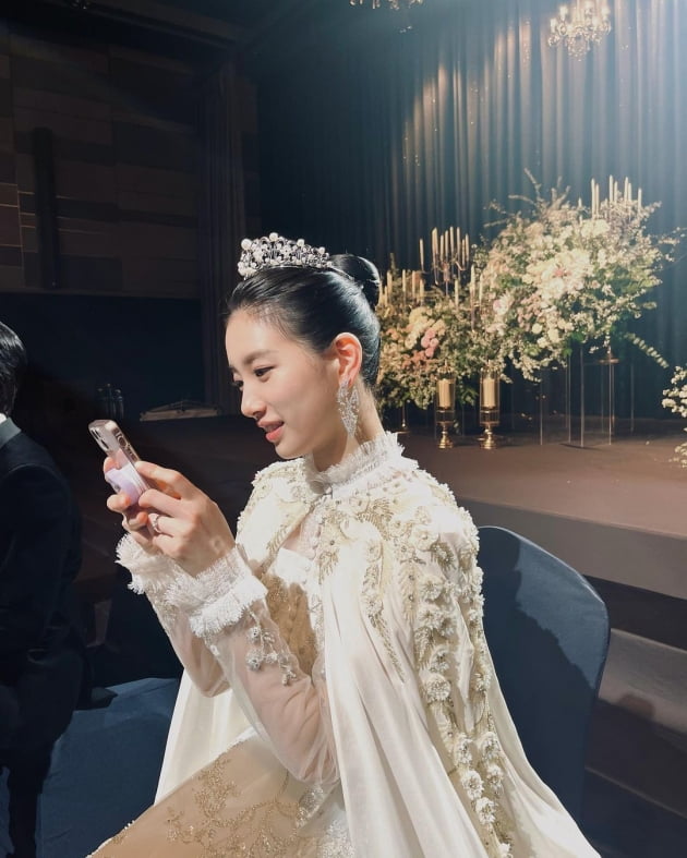 Actor Bae Suzy reveals dazzling figureHeavy dress... weary Yumi... no... Anna, Bae Suzy posted on her Instagram on Thursday.The photo shows Bae Suzy, who is filming the Coupang play series Anna; Bae Suzys beautiful wedding dress looks admirable.She wears a tiara and a ring on the fourth finger of her left hand, like a bird bride.Bae Suzy had previously collected topics from Anna with her wedding still with her husband, Kim Jun-ha.Bae Suzy appeared in the Coupang play series Anna: the story of a woman who started a trivial lie and lived a completely different persons life.