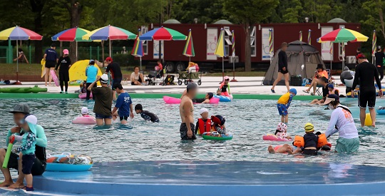 지난 26일 오후 서울 여의도 한강공원 야외수영장에서 시민들이 물놀이를 하고 있다. 사진=뉴시스