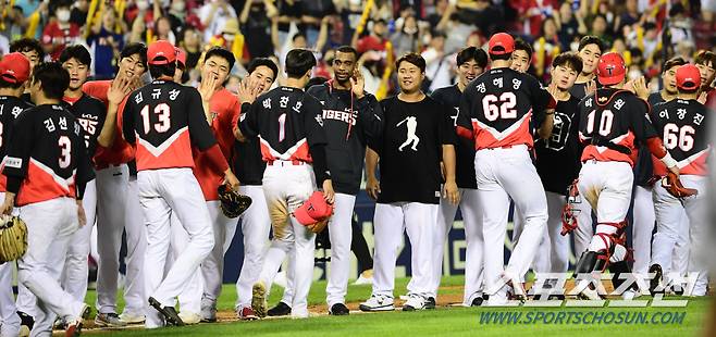 2022 KBO리그 두산베어스와 KIA타이거즈의 경기가 25일 서울잠실야구장에서 열렸다. KIA 박찬호와 정해영이 팀의 8대6 승리를 확정짓고 환호하고 있다. 잠실=최문영 기자 deer@sportschosun.com/2022.06.25/