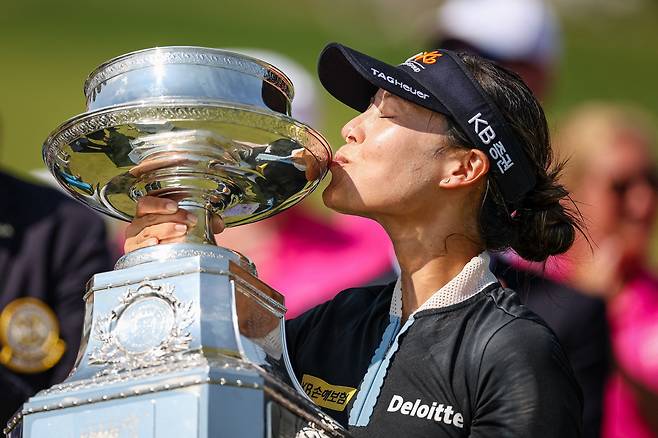 Jun 26, 2022; Bethesda, Maryland, USA; In Gee Chun kisses the trophy after wining the KPMG Women's PGA Championship golf tournament at Congressional Country Club. Mandatory Credit: Scott Taetsch-USA TODAY Sports







<저작권자(c) 연합뉴스, 무단 전재-재배포 금지>