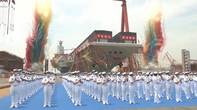 6월17일 상하이 장난조선소에서 열린 중국 세번째 항모 푸젠호 진수식. /중국CCTV