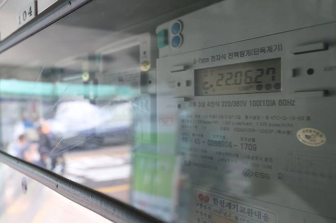 한전은 올해 3분기 전기요금의 연료비 조정단가를 킬로와트시(kWh)당 5원으로 책정했다고 27일 밝혔다. 이날 오후 서울 시내 한 건물의 전기계량기 창에 시민들이 비치고 있다. /연합뉴스