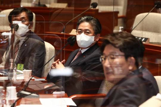 주한규(왼쪽부터) 서울대 원자력핵공학과 교수 정승일 한국전력공사 사장이 27일 서울 여의도 국회 본관 예결위회의장에서 열린 국민의힘 정책의원총회에 강연을 하기 위해 참석해 있다. 오른쪽은 권성동 구민의힘 원내대표.<국회사진기자단·연합뉴스>