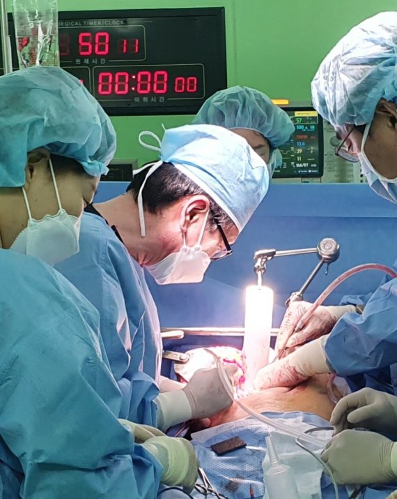 서울아산병원 외과 출신들을 대거 초빙해 꾸린 온종합병원 '하이테크 서저리(high tech surgery)팀'이 고난도 수술을 시도하고 있다. 온종합병원 제공