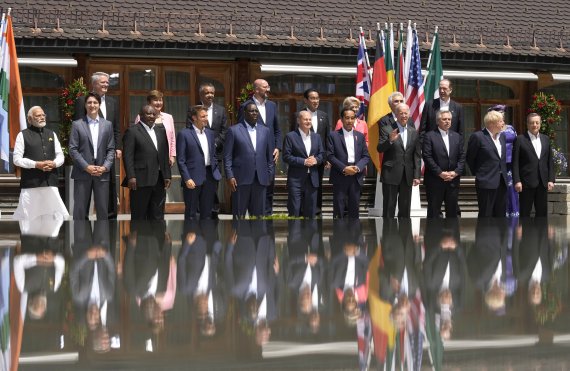 27일(현지시간) 독일 슐로스엘마우에서 이틀째 진행된 주요7개국(G7) 정상회의 대표와 초청 정상들이 기념촬영하고 있다.AP뉴시스