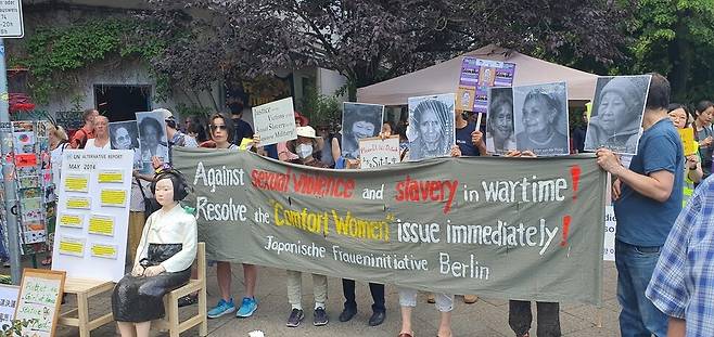 한국 우익들의 원정 시위에 맞서 ‘베를린 일본 여성 모임’ ‘극우에 반대하는 할머니들’ ‘코라지 여성연합’ 등 베를린 인권 시민단체 회원들이 소녀상 베를린 영구 존치를 요구하는 시위를 벌이고 있다.