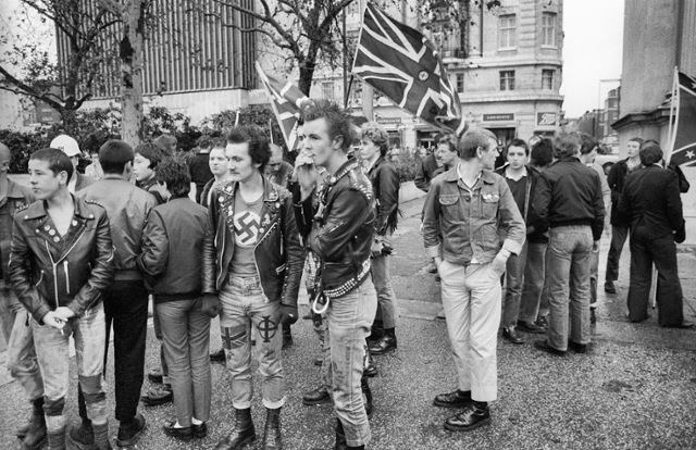 1970년대 말 영국 극우 네오나치 단체 '브리티시무브먼트(BM)' 행사에 참가한 나치 복장의 청년들. wikimedia.org