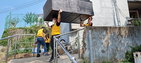 화성산업 자원봉사단원들이 지난 25일 6.25 참천 유공자의 집을 찾아 집수리 봉사활동을 하고 있다. [사진=화성산업]