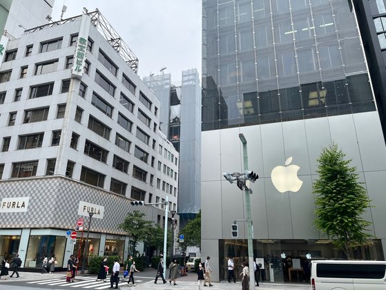 엔저로 인해 일본의 한 연구소는 일본이 세계에서 애플 아이폰이 가장 싼 나라가 됐다는 조사 연구를 발표하기도 했다. 사진은 긴자에 있는 애플 매장. 김현예 특파원