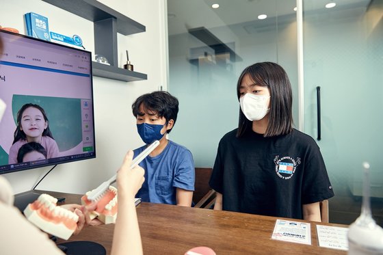 김현준(왼쪽)·김채량 학생기자가 올바른 양치법을 알아봤다. 일반 치아와 교정기를 착용한 치아는 양치법도 서로 다르다.