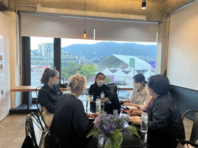 아나이스 울드리가 평창 어울마당에서 관객과의 대화를 나누고 있다. 오른쪽 사진은 본지와의 별도 인터뷰 모습.