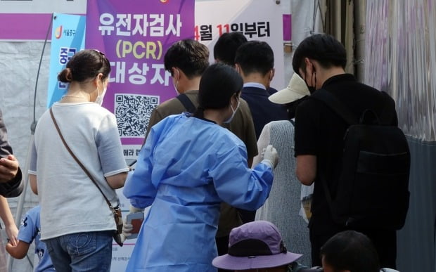 서울역 선별검사소에서 시민들이 검사 시작을 기다리고 있다. /사진=연합뉴스