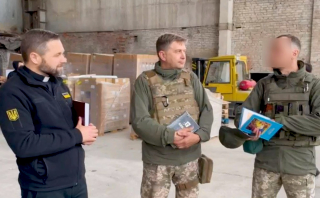 우크라이나성서공회 아나톨리 레이키네츠(왼쪽) 부총무가 이달 초 우크라이나 동쪽에 주둔한 현지 군부대를 방문해 군인들에게 성경을 건넨 뒤 대화하고 있다. 이터너티뉴스 동영상 캡처