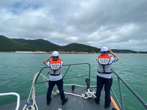 지난 26일 전남 완도군 신지면 송곡항 일대 해상에서 해경 대원들이 실종 초등생 일가족의 행방을 수색하고 있다. 사진 완도해양경찰서