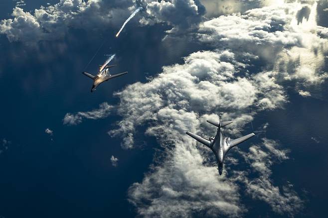 미국 인도태평양 사령부가 공개한 B-1랜서 2대의 비행 사진. 사진에서 왼쪽 기체는 플레어(미사일 회피용 방어무기)를 사출하고 있다.