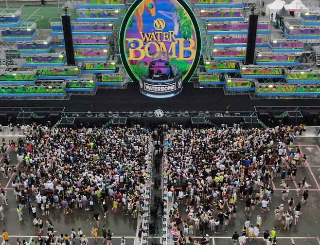 사진은 27일 오후 서울 잠실종합운동장 특설무대에서 열린 '워터밤 서울 2022'에서 관람객들이 축제를 즐기는 모습. /사진=뉴스1