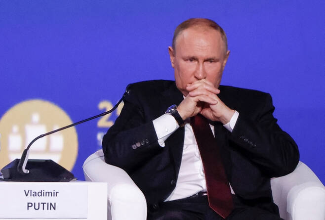 러시아가 27일(이하 현지시각) 104년 만에 디폴트(채무 불이행)에 빠졌다. 사진은 푸틴 대통령이 지난 17일 러시아 상트페테르부르크에서 열린 경제포럼에 참석한 모습. /사진=로이터