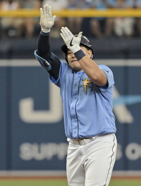 탬파베이 레이스 최지만이 27일 오전(한국시간) 미국 플로리다주 세인트피터즈버그 트로피카나 필드에서 열린 MLB 피츠버그 파이리츠와 홈경기에서 7회 말 결승 적시타를 친 후 환호하고 있다. AP뉴시스
