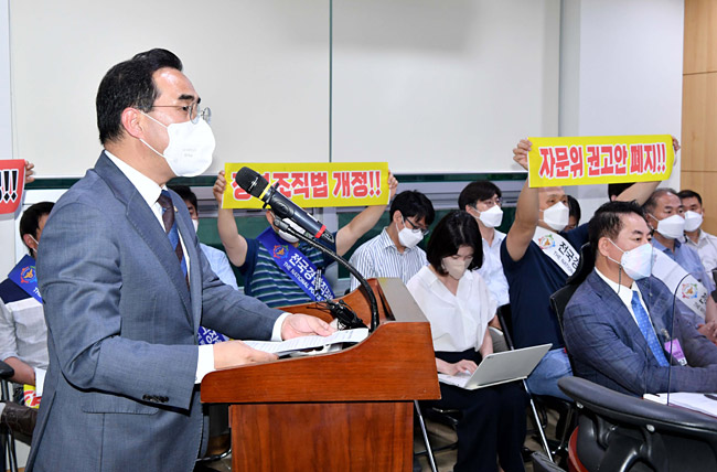박홍근(왼쪽) 더불어민주당 원내대표가 27일 오후 국회 의원회관에서 열린 ‘경찰의 중립성·독립성 확보와 민주적 통제방안 마련을 위한 정책 토론회’에서 격려사를 하고 있다. 국회사진기자단
