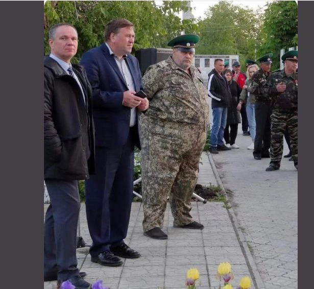 블라디미르 푸틴 러시아 대통령이 러시아군으로 복귀하라 명령을 내렸다고 알려진 파벨(왼쪽 세번째) 장군의 모습. 파벨 장군은 5년 전 퇴역한 바 있다. [데일리스타]