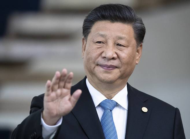 시진핑 중국 국가주석이 14일(현지시간) 브라질 수도 브라질리아에서 열린 브릭스(BRICS·브라질, 러시아, 인도, 중국, 남아프리카공화국의 신흥 경제 5개국) 제11차 정상회의에 참석 전 취재진을 향해 인사를 하고 있다. [연합]