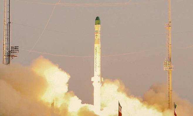 26일(현지시간) 이란이 공개한 고체연료 위성 발사체 ‘줄제나’(Zuljanah)의 발사 장면. 이란 국방부 제공