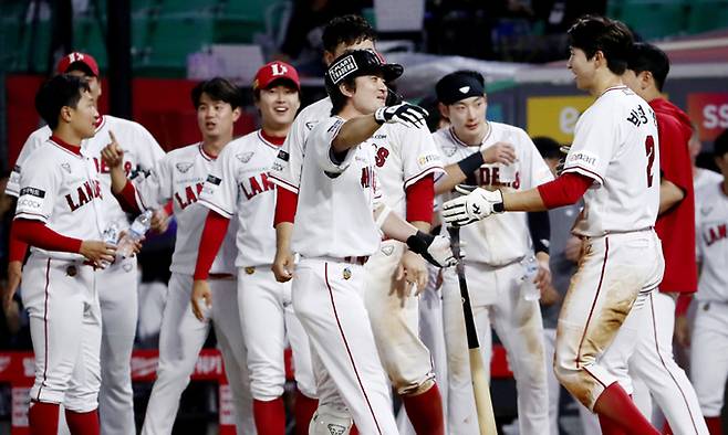 프로야구 SSG가 2022시즌 개막 이후 73경기째 선두질주를 이어 가고 있다. SSG 선수들이 지난 22일 인천 SSG 랜더스필드에서 열린 두산전에서 연장 10회 말 끝내기 승리를 거둔 뒤 기뻐하는 모습. 연합뉴스