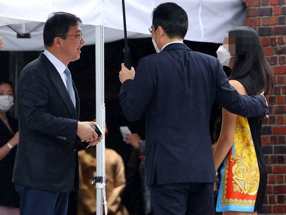 최재원 부회장에게 딸 소개하는 이재용 부회장 - 이재용 삼성전자 부회장이 27일 서울 중구 정동교회에서 열린 정의선 현대차그룹 회장 장녀 진희씨 결혼식에 참석해 최재원 SK 수석부회장과 인사를 나누며 자신의 딸을 소개하고 있다. 2022.6.27 연합뉴스