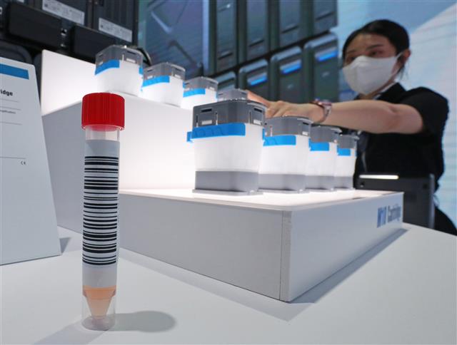 코로나 검사, 보다 더 빠르게 - 27일 서울 강남구 코엑스에서 열린 ‘제24회 세계임상화학회(IFCC)’에서 관계자가 고속 유전자증폭 검출이 가능한 POC(Point of care) PCR 장비를 소개하고 있다. IFCC는 100개국 이상에서 약 4000여 명의 임상화학과 진단검사의학 분야 전문가들이 모인 학회다. 오는 30일까지 코엑스에서 개최된다. 2022.6.27 뉴스1