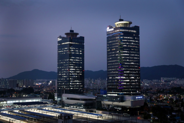대전시 동구 대전역에 자리잡고 있는 국가철도공단(오른쪽). 사진제공=국가철도공단