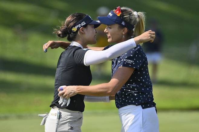 전인지(왼쪽)와 렉시 톰프슨이 27일 미국 메릴랜드주 베데스다의 콩크레셔널CC에서 열린 LPGA 투어 메이저대회 KPMG 위민스 PGA 챔피언십 최종라운드를 마친 뒤 포옹하며 인사하고 있다. 베데스다｜AP연합뉴스
