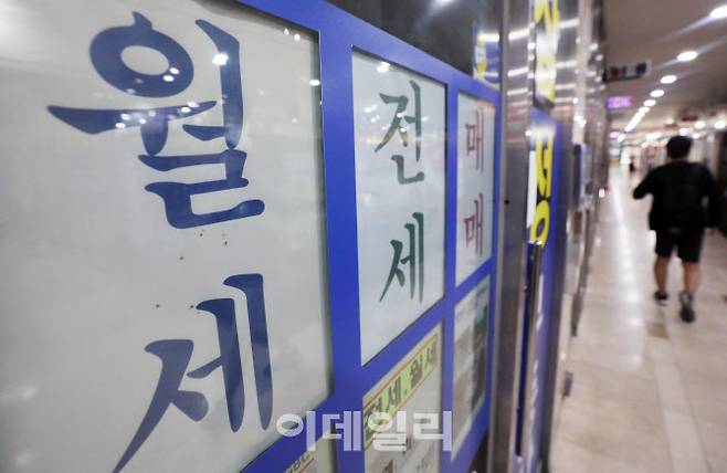 서울의 한 부동산업체에 ‘월세’ 상담을 알리는 문구가 붙어 있다. (사진=뉴스1)