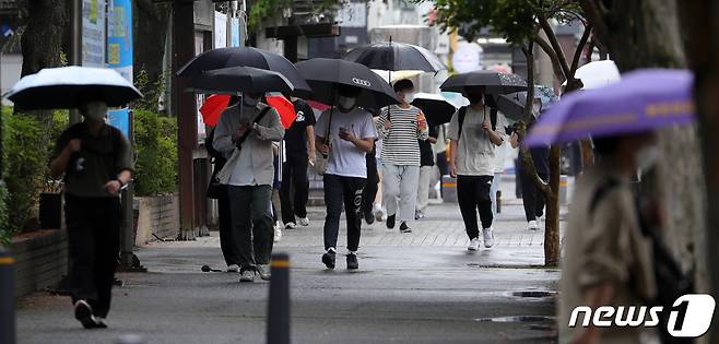 전북 전주시 전북대학교에서 우산을 쓴 학생들이 교정을 걷고 있다. 2022.6.14/뉴스1 © News1 유경석 기자