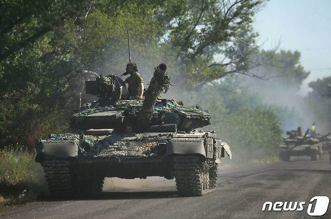 러시아군이 리시찬스크 지역에 대한 공세를 강화하는 가운데 지난 21일(현지시간) 우크라이나군 탱크가 도로를 달리고 있다. © AFP=뉴스1 © News1 원태성 기자