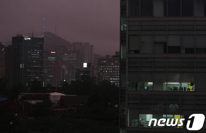 주 52시간 근무제가 시행되고 첫 근무일인 2일 밤 서울 광화문의 빌딩에 불이 켜져 있다. 2018.7.2/뉴스1 © News1 신웅수 기자