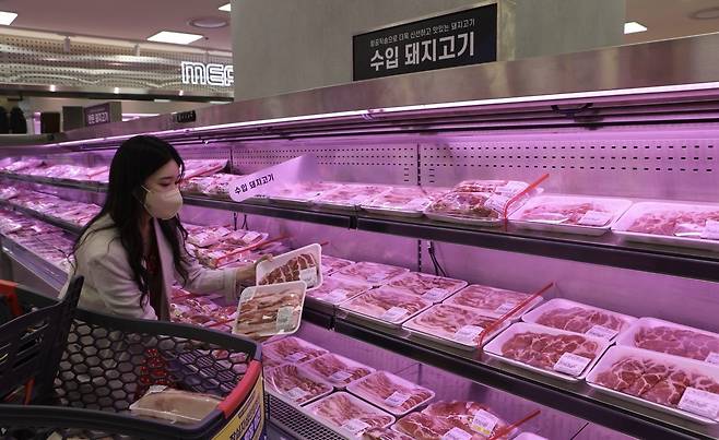 서울 잠실 롯데마트 제타플렉스점에서 고객이 캐나다산 돼지고기를 고르는 모습.(롯데쇼핑 제공)© 뉴스1