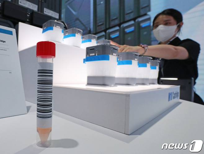 27일 서울 강남구 코엑스에서 열린 '제24회 세계임상화학회(IFCC)'에서 관계자가 고속 유전자증폭 검출이 가능한 POC(Point of care) PCR 장비를 소개하고 있다. IFCC는 100개국 이상에서 약 4000여 명의 임상화학과 진단검사의학 분야 전문가들이 모인 학회다. 오는 30일까지 코엑스에서 개최된다. 2022.6.27/뉴스1 © News1 이성철 기자