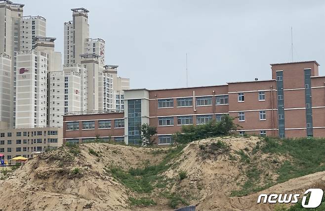 제천 장락초등학교 경계에 세영리첼 아파트 건립공사가 진행되고 있다.© 뉴스1