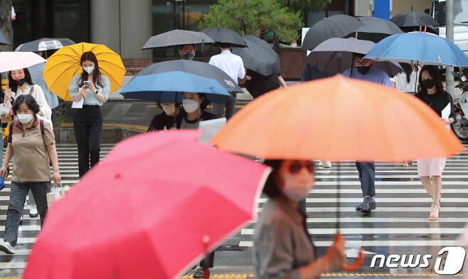 우산쓰고 횡단보도 걷는 시민들.(뉴스1 DB)