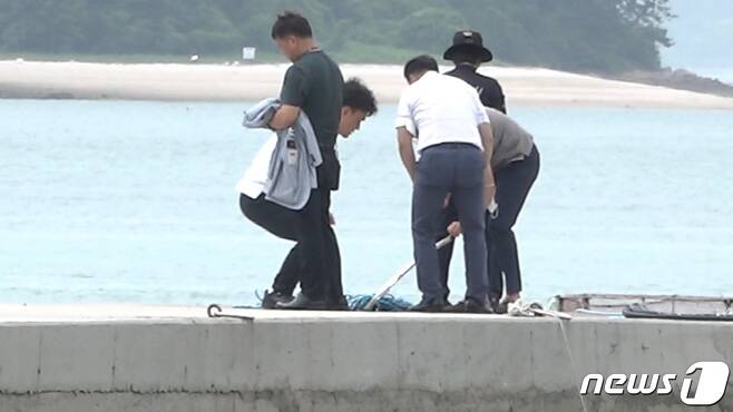 경찰이 완도 송곡항 인근 바다에서 건저올린 아우디 승용차 부품 일부를 확인하고 있다. © 뉴스1 © 뉴스1