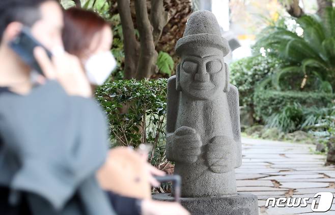 제주국제공항에서 관광객들이 주차장으로 향하고 있다. 2021.11.7/뉴스1 © News1 오현지 기자